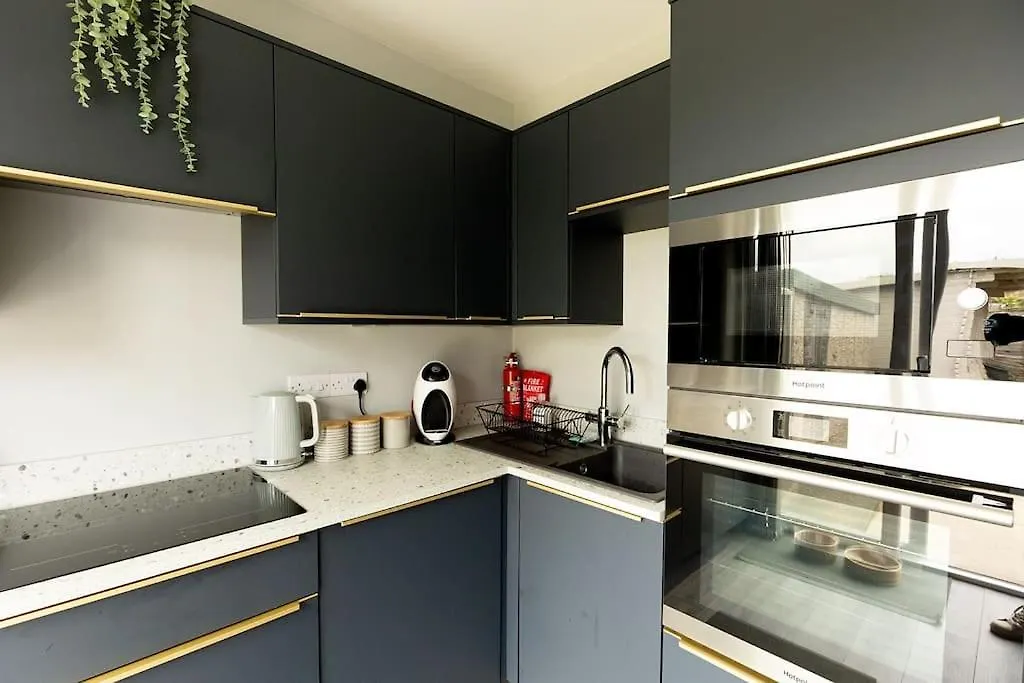 Woodfield Road - Two Bed In Harrogate With Cosy Living Room Fire. 0*,
