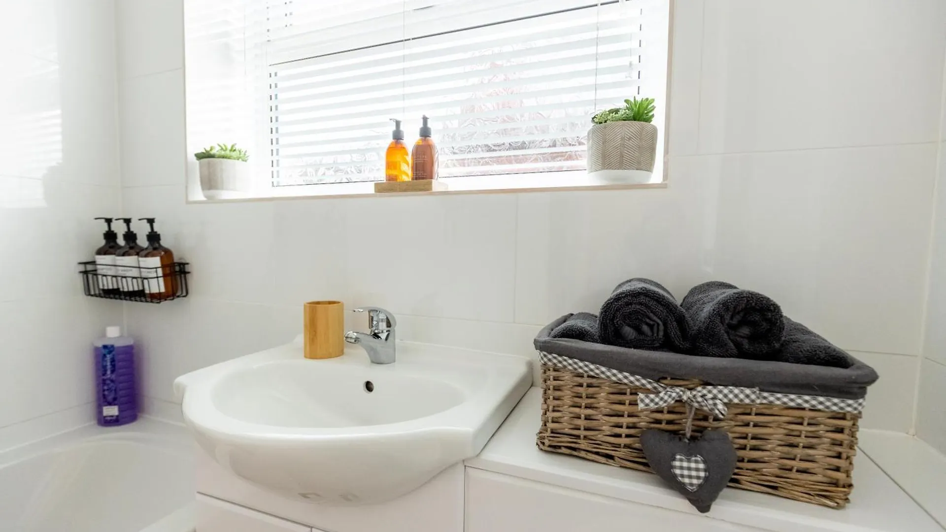 Woodfield Road - Two Bed In Harrogate With Cosy Living Room Fire. 0*,  Großbritannien