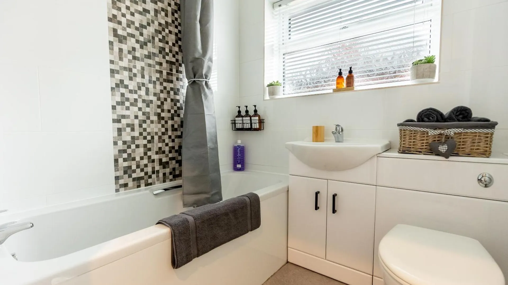Woodfield Road - Two Bed In Harrogate With Cosy Living Room Fire. Ferienhaus