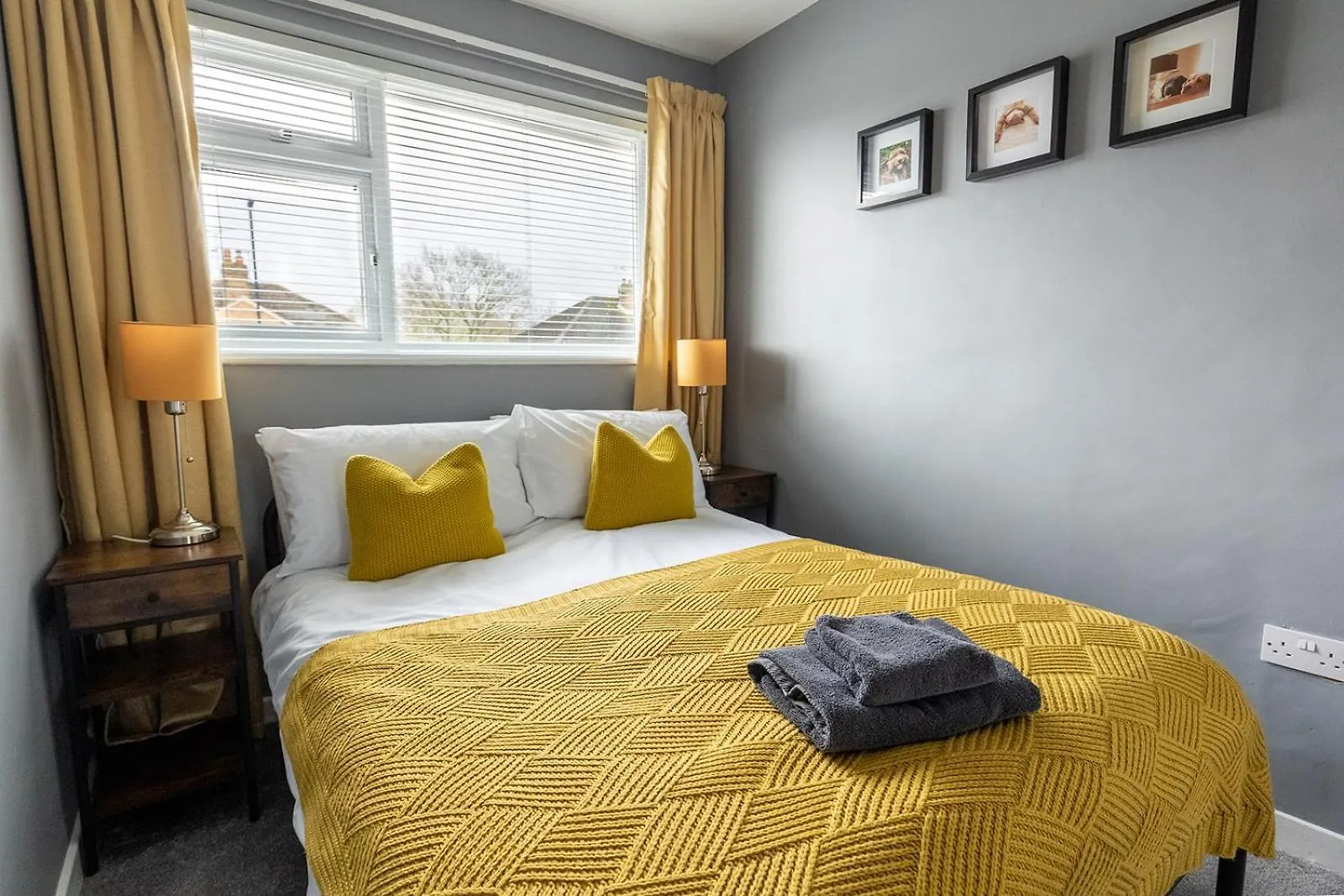 Woodfield Road - Two Bed In Harrogate With Cosy Living Room Fire.
