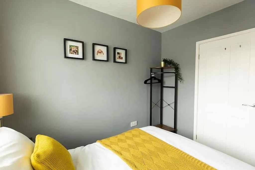 Woodfield Road - Two Bed In Harrogate With Cosy Living Room Fire.